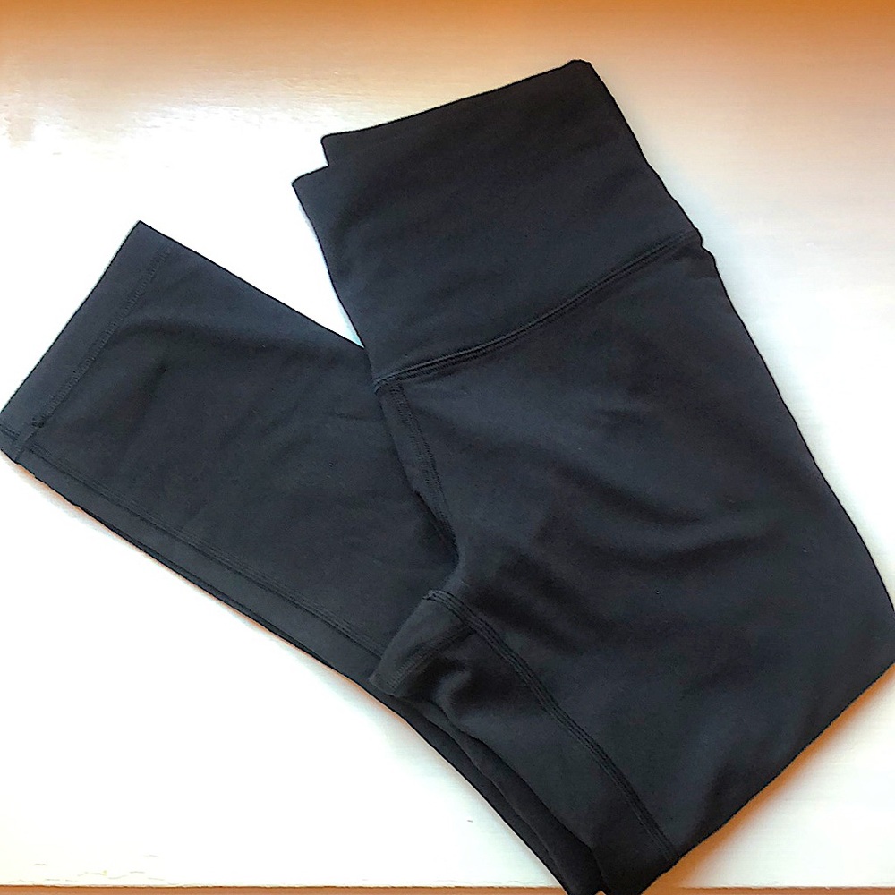 EUC Lululemon black Wunder Under Crop Leggings
